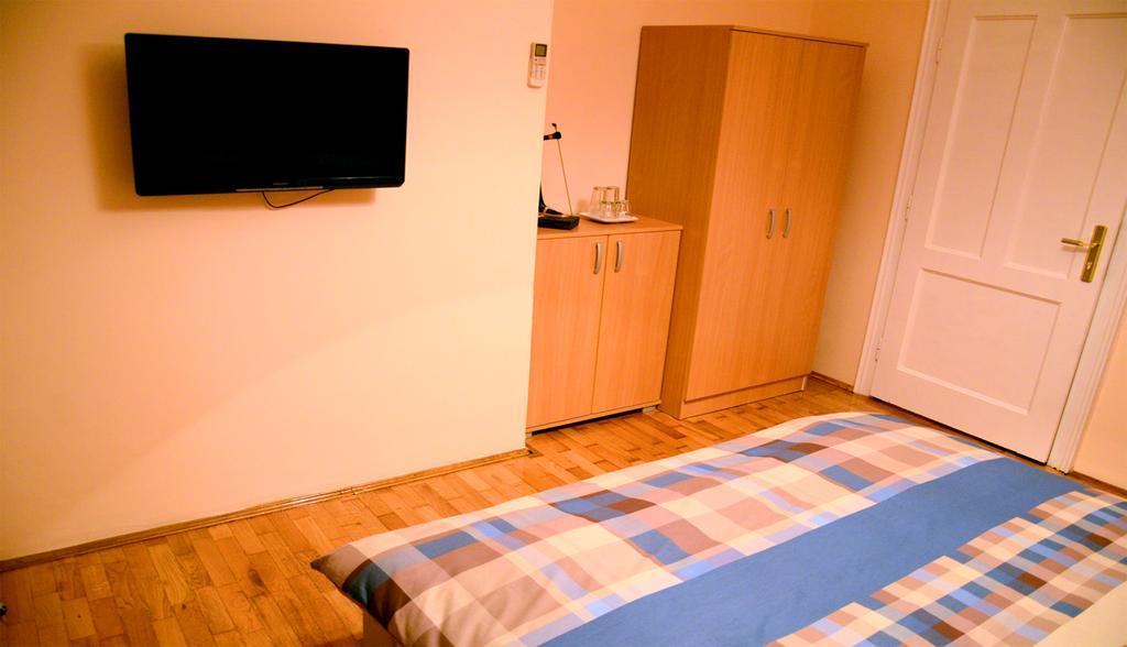 Accommodation Adriatic Inn Скопье Экстерьер фото